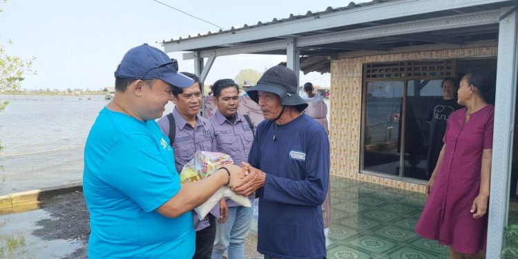 2 Bulan Terendam Rob, Linikata dan IJTI Beri Bantuan untuk Warga Tunggulsari