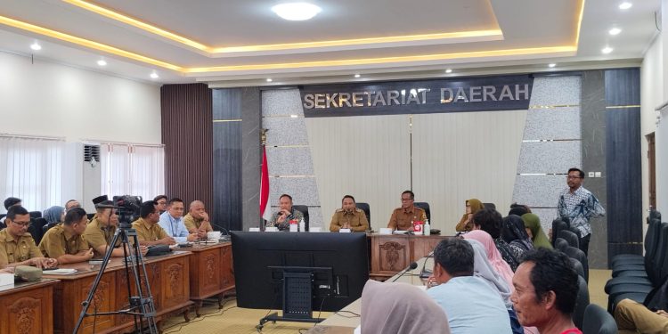 Didatangi Mahasiswa-Ortu, Plt Bupati Pati Janji Beasiswa Cair Minggu Depan