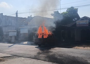 Diduga Korsleting Listrik, Mobil Carry di Winong Pati Hangus Terbakar