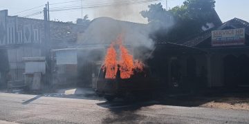 Diduga Korsleting Listrik, Mobil Carry di Winong Pati Hangus Terbakar