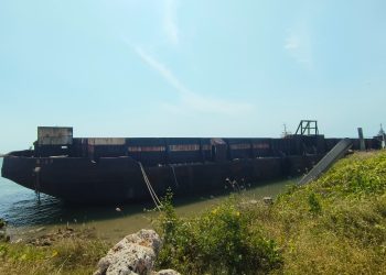 Bangkai Tongkang di Pelabuhan Sluke Rembang Disebut Ancam Ekosistem Laut
