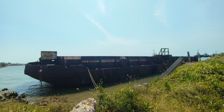 Bangkai Tongkang di Pelabuhan Sluke Rembang Disebut Ancam Ekosistem Laut