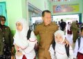 Momen Bupati Kudus Antar Anaknya Hari Pertama Sekolah di SDIT Al Islam