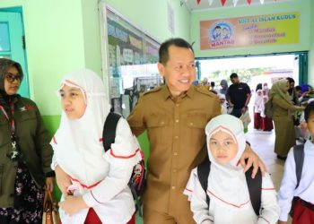 Momen Bupati Kudus Antar Anaknya Hari Pertama Sekolah di SDIT Al Islam