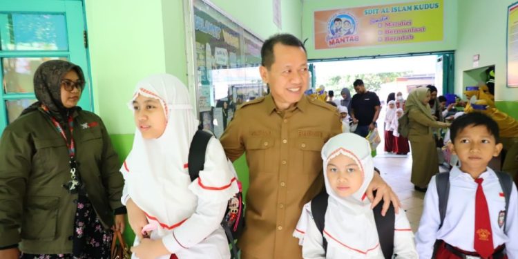 Momen Bupati Kudus Antar Anaknya Hari Pertama Sekolah di SDIT Al Islam