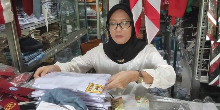 Tahun Ajaran Baru, Toko Atribut Sekolah di Pati Laris Manis