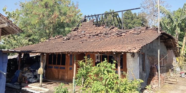 Ditinggal ke Ladang, Rumah Warga Terban Ludes Terbakar