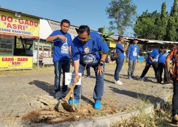 Bantu PKL Bangkit dari Sepi, Demokrat Pati Bersihkan Alun-Alun Kembangjoyo