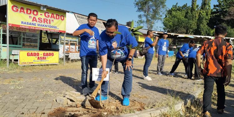 Bantu PKL Bangkit dari Sepi, Demokrat Pati Bersihkan Alun-Alun Kembangjoyo
