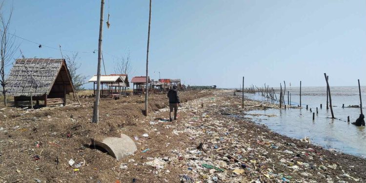 Miris, Puluhan Ton Limbah Tapioka-Sampah Penuhi Pantai Bulumanis Kidul Pati