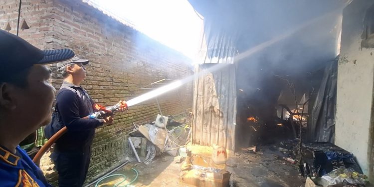 Gudang Sparepart Motor di Jepangpakis Kudus Terbakar, Kerugian Miliran Rupiah