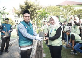 ​Penyerahan Bibit Pohon Tandai Pelepasan Ribuan Mahasiswa KKN UIN Sunan Kudus