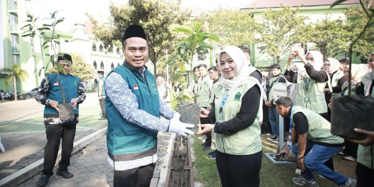 Penyerahan Bibit Pohon Tandai Pelepasan Ribuan Mahasiswa KKN UIN Sunan Kudus