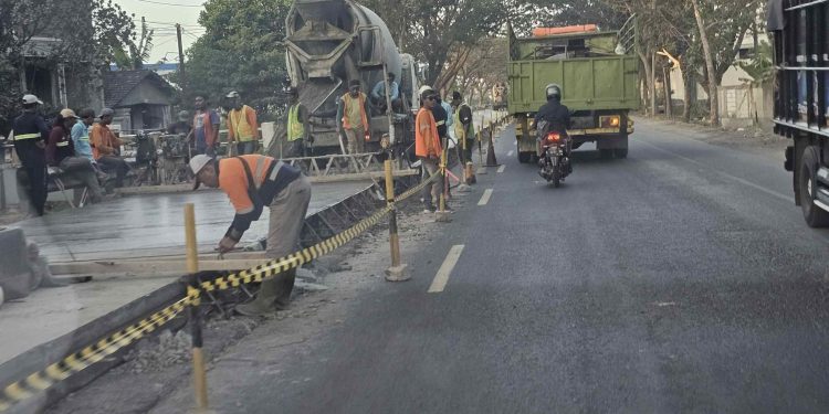 Bertahun-tahun Rusak, Jalan Pantura Widorokandang Pati Akhirnya Dibeton