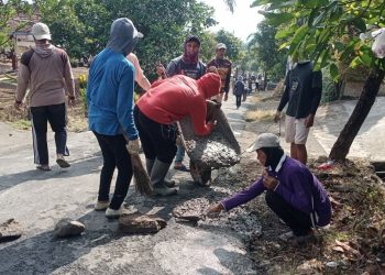 Jengah Tunggu Pemkab, Warga Jrahi Pati Patungan Rp16 Juta Perbaiki Jalan Rusak