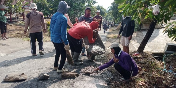 Jengah Tunggu Pemkab, Warga Jrahi Pati Patungan Rp16 Juta Perbaiki Jalan Rusak