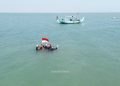​HUT ke-81 RI: Bendera Merah Putih Berkibar di Bawah Laut Rembang