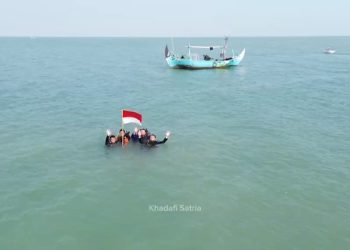 ​HUT ke-81 RI: Bendera Merah Putih Berkibar di Bawah Laut Rembang