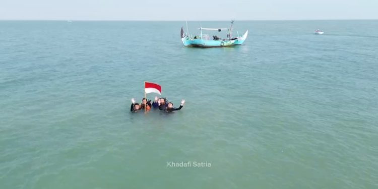 ​HUT ke-81 RI: Bendera Merah Putih Berkibar di Bawah Laut Rembang