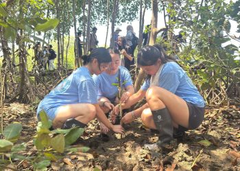 Jaga Laut, Seakeeper dan Ratusan Siswa Kanisius Hijaukan Pesisir Pati