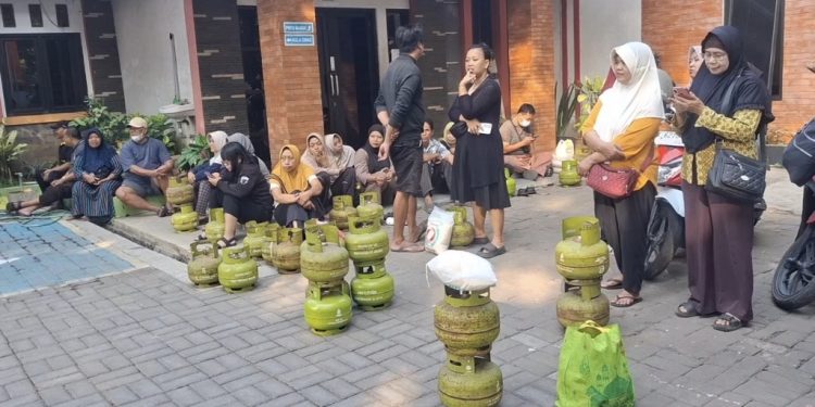 Warga Kudus Serbu Pasar Murah, Sembako dan Elpiji Ludes Sekejap