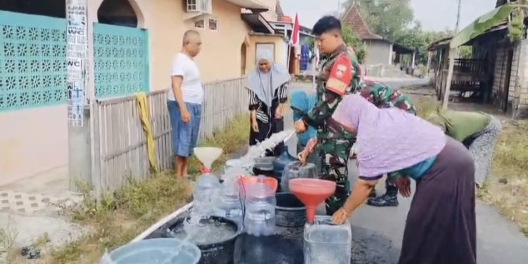 Beli Air Rp20 Ribu Sehari, Warga Gebang Pati Semringah dapat Bantuan dari TNI