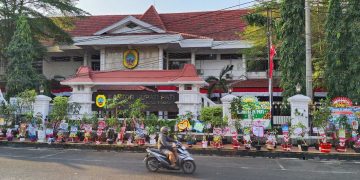 Ucapan Hari Jadi Pati Pakai Bibit Pohon, Pengusaha Karangan Bunga Meringis
