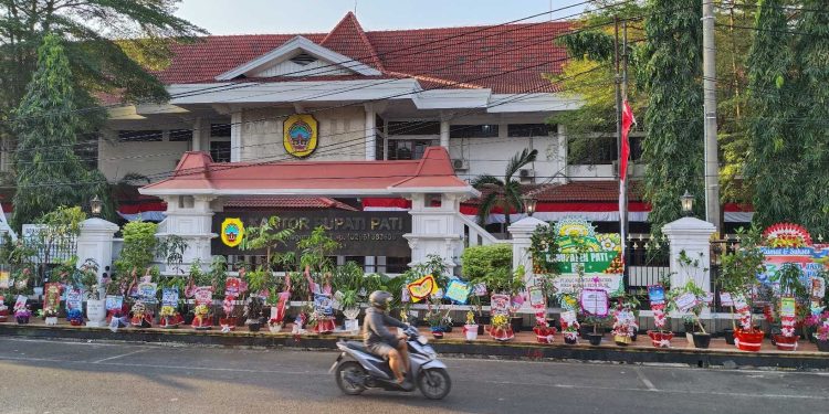 Ucapan Hari Jadi Pati Pakai Bibit Pohon, Pengusaha Karangan Bunga Meringis