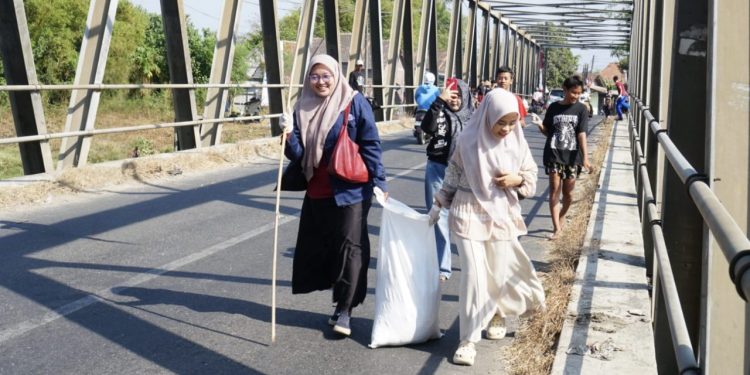 Miris! 2 Truk Sampah Plastik dan Popok Berhasil Dikuras dari Sungai Juwana Pati
