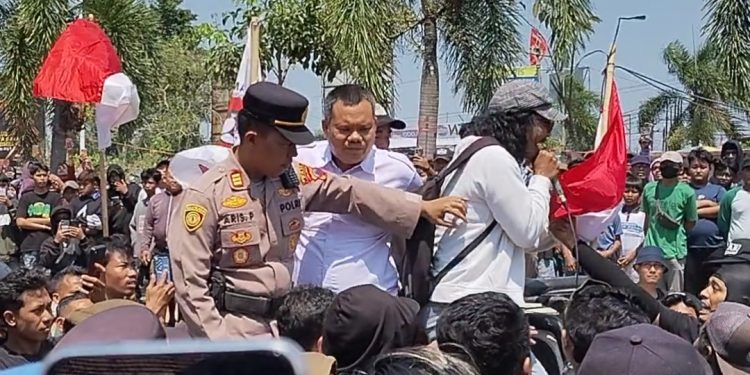 Demo Tolak Larangan Sound Horeg di Tayu Pati Ricuh, Camat Diamuk Massa