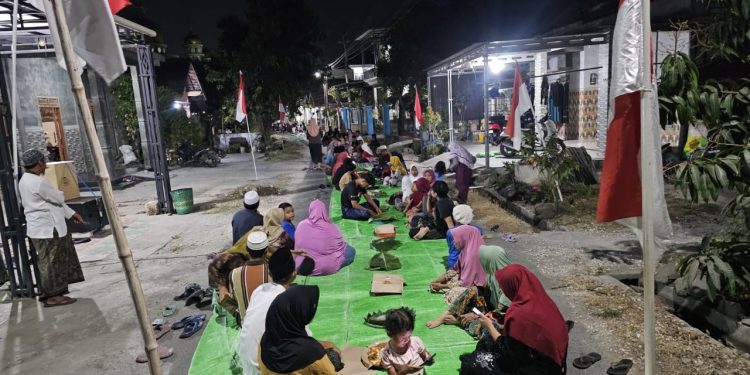 Warga Ketitangwetan Pati Gelar Tumpengan, Doakan Pahlawan di HUT ke-81 RI