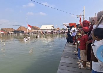 Miris! Warga Timbulsloko Demak Gelar Upacara HUT ke-81 RI di Tengah Rob