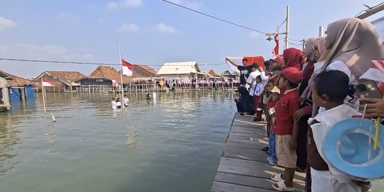 Miris! Warga Timbulsloko Demak Gelar Upacara HUT ke-81 RI di Tengah Rob
