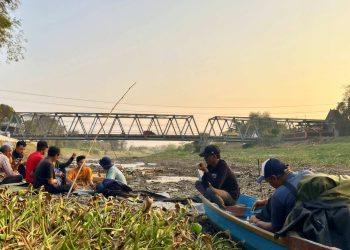 Fenomena Unik! Sungai Mengering di Pati Jadi Tempat Syahdu Menikmati Senja