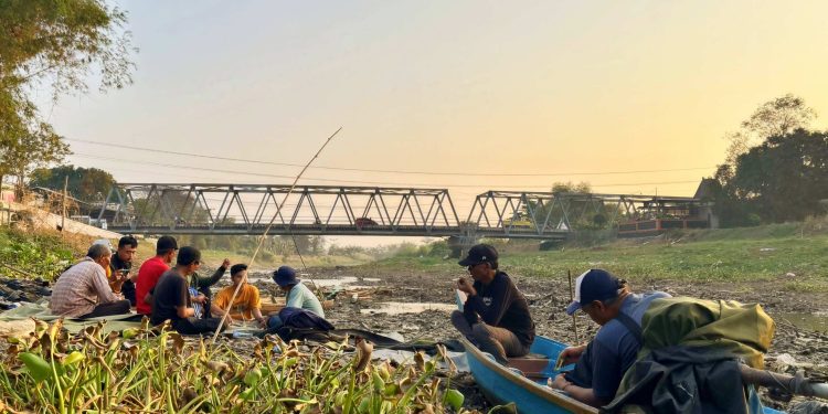 Fenomena Unik! Sungai Mengering di Pati Jadi Tempat Syahdu Menikmati Senja