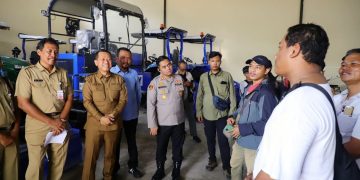 Bentuk Kehadiran Pemerintah, Bupati Kudus Serahkan Puluhan Alsintan ke Petani