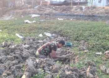 Kekeringan, Warga Demak Gali Kubangan di Sungai Mengering untuk Kebutuhan Harian