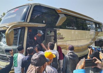 Ratusan Massa AMPB Berangkat Demo ke Jakarta, Bus Sempat Dihalang-halangi