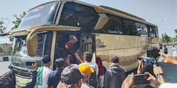 Ratusan Massa AMPB Berangkat Demo ke Jakarta, Bus Sempat Dihalang-halangi