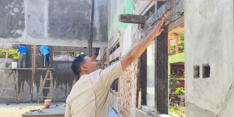 DPRD Rembang Temukan Kusen Keropos di Proyek Rehab SD, Dinas Malah Jawab Begini