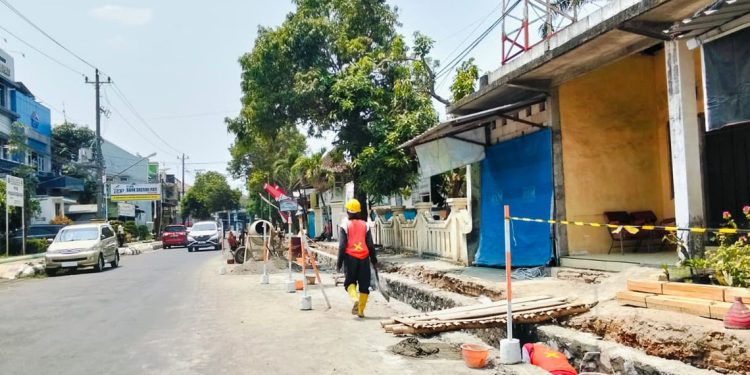 Kerap Meluber Saat Hujan, Drainase Depan Kantor Kecamatan Pati Dirombak