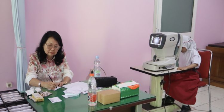 Kecanduan Hp, Ratusan Siswa di Kudus Terdeteksi Gangguan Penglihatan