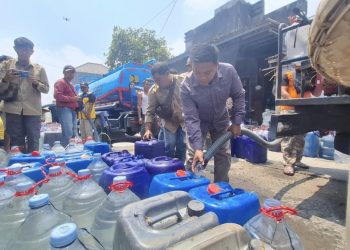 Sisihkan Gaji, Jurnalis TV Bantu 15 Ribu Liter Air untuk Warga Ngaluran Demak