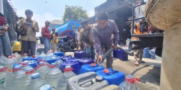 Sisihkan Gaji, Jurnalis TV Bantu 15 Ribu Liter Air untuk Warga Ngaluran Demak