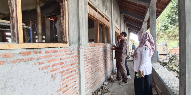 Usai Kusen Keropos, DPRD Rembang Temukan Dinding Rapuh di SDN 1 Sumberjo