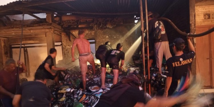 Kebakaran di Loram Wetan Kudus: Gudang Kertas Ludes, 3 Rumah dan Truk Ikut Hangus