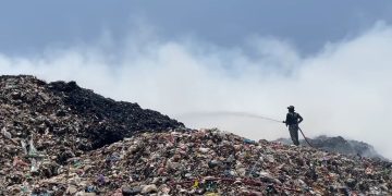 Sehari Berlalu, Kebakaran di TPS Plosojenar Pati Belum Padam