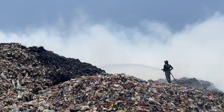 Sehari Berlalu, Kebakaran di TPS Plosojenar Pati Belum Padam